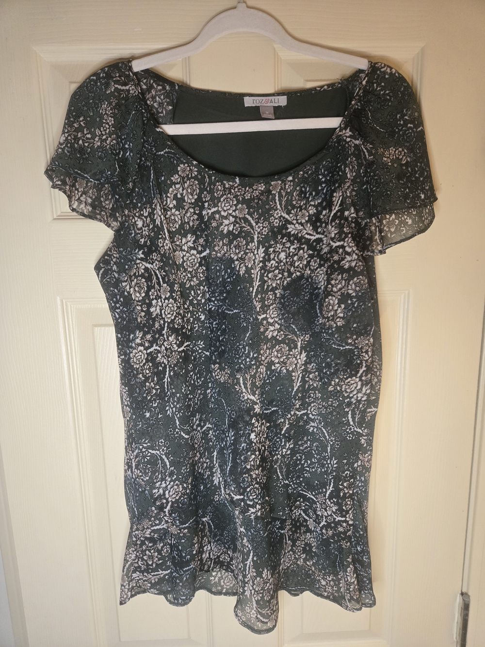 Roz & Ali Floral Chiffon Overlay Short Sleeve Top